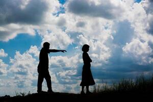 silueta de pareja rompiendo una relación foto