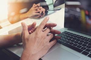 reunión del equipo de negocios presente. foto inversor profesional trabajando con un nuevo proyecto de puesta en marcha. tareas de gerentes de finanzas. tableta digital diseño de computadora portátil uso de teléfonos inteligentes, efecto de llamarada solar