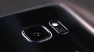 macro vue rapprochée du module de caméra arrière du smartphone et du boîtier video