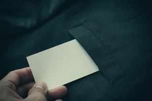 Tarjeta de visita de paquete de identidad corporativa en blanco con fondo de traje gris oscuro. foto