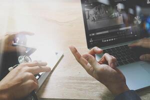 concepto de equipo de red de tecnología médica. doctor mano trabajando con teléfono inteligente tableta digital moderna y computadora portátil con interfaz de gráficos, foto de efecto de bengala solar