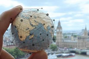 primer plano de la mano de un hombre de negocios que muestra la textura del mundo como elementos conceptuales de esta imagen proporcionada por la nasa de fondo de la ciudad de Londres foto