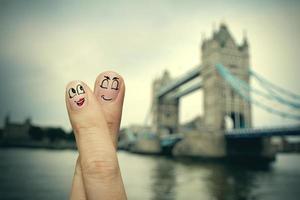 la feliz pareja de dedos enamorada de una carita pintada en el fondo borroso de la ciudad de Londres