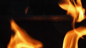 verschwommenes Videomaterial von Feuer. abstrakte brennende Flamme und schwarzer Hintergrund. video