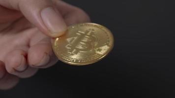 Gold-Bitcoin, die von Hand gegeben und empfangen wird. Kryptowährungstransaktionen darstellen video