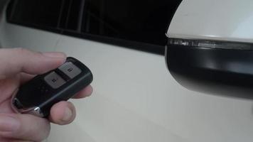 autosleutel afstandsbediening. vergrendelen en ontgrendelen van de auto met de afstandsbediening van de autosleutel. video