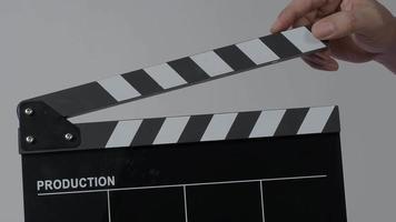 filmskiffer eller clapperboard slå. närbild hand som håller tom filmskiffer och klappar den. video