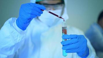 scientifique tenant un tube chimique liquide en laboratoire, science et technologie concept de soins de santé
