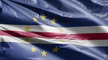 Kap Verdes flagga vajar långsamt på vindslingan. Kap Verde-bannern svajar smidigt på vinden. full fyllning bakgrund. 20 sekunders loop. video