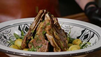 piatto di carne di costolette di agnello servito con verdure video