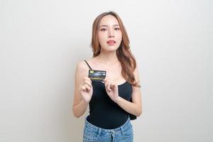 retrato, hermoso, mujer asiática, tenencia, tarjeta de crédito