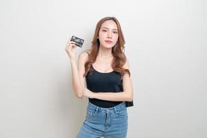 retrato, hermoso, mujer asiática, tenencia, tarjeta de crédito