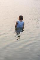 mujer triste sola en el estanque foto
