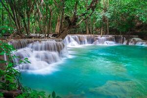 hermosa cascada y bosque verde lugar de descanso y tiempo de relajación foto