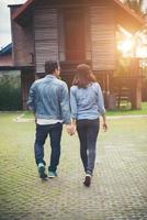 primer plano de una pareja amorosa cogidos de la mano mientras camina al aire libre, concepto de pareja enamorada. foto