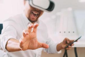 hombre de negocios con gafas de realidad virtual en la oficina moderna con teléfono móvil con auriculares vr