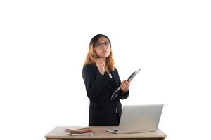 retrato de empresaria sosteniendo informe de pie en el lugar de trabajo aislado sobre fondo blanco. foto