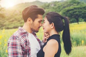 joven pareja enamorada al aire libre, impresionante sensual retrato al aire libre de una joven pareja de moda hipster posando en verano en el campo. foto