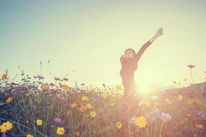 hermosa mujer sonriendo en el jardín de flores felicidad tiempo feliz foto