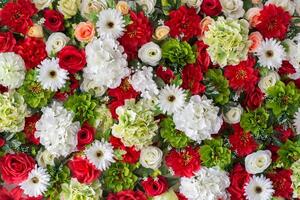 hermoso fondo de flores artificiales de boda foto