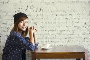 hermosa mujer sentada con una taza de café en un café foto