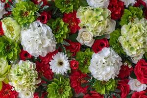 hermoso fondo de flores artificiales de boda foto