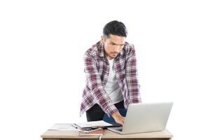 joven empresario que trabaja con su computadora portátil aislado sobre fondo blanco. foto