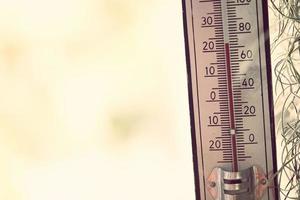 termómetro que muestra la temperatura en grados centígrados foto