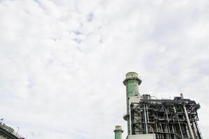 vista de tuberías y torres, industria pesada. foto