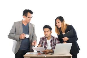 retrato de socios comerciales discutiendo documentos e ideas en una reunión en la oficina aislada de fondo blanco. foto