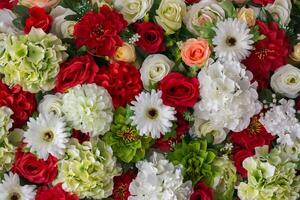 hermoso fondo de flores artificiales de boda foto