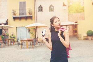 mujer hermosa joven con cámara retro, chica asiática de estilo retro vintage de vacaciones sonriendo feliz. foto