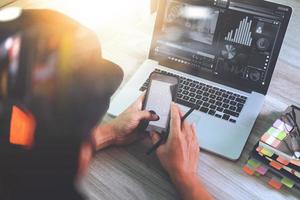 mano del diseñador del sitio web asistiendo a una videoconferencia con una computadora portátil en el escritorio de la oficina foto