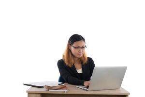 mujer de negocios trabajando en equipo aislado sobre fondo blanco. foto