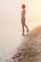 mujer triste caminando hacia el lago. foto