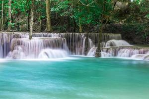 hermosa cascada y bosque verde lugar de descanso y tiempo de relajación foto