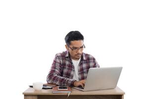 joven empresario trabajando en equipo portátil aislado sobre fondo blanco. foto