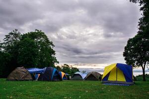 Campamento turístico de tiendas de campaña en una montaña, vista moning foto