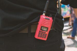 comunicación por radio roja con guardia de seguridad foto