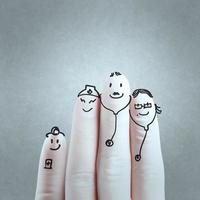 encantadora familia dibujada a mano y dedo, médico y enfermera foto