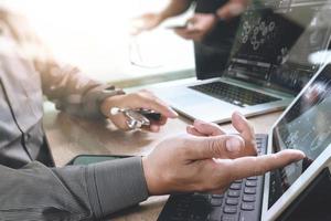 concepto de reunión del equipo de red de tecnología médica. doctor mano trabajando teléfono inteligente teclado acoplando tableta digital pantalla computadora portátil.efecto de llamarada solar foto