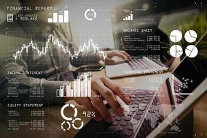 subcontratar a un desarrollador que trabaja en un escritorio de mármol que trabaja en una computadora portátil, software de aplicación móvil y teclado inteligente de base de tableta digital, servidor compacto, efecto de llamarada solar foto