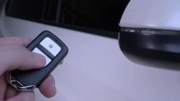 télécommande de clé de voiture. verrouiller et déverrouiller la voiture avec la télécommande de la clé de voiture. video