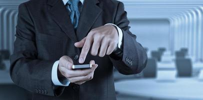 la mano del hombre de negocios usa una computadora de teléfono inteligente con un icono de correo electrónico como concepto foto