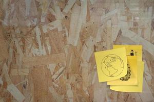 nota de papel adhesivo en tablero de virutas de madera comprimida reciclada foto