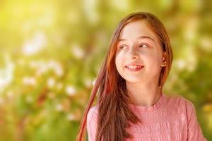 una chica con un vestido rosa de la adolescencia. retrato de verano de un niño.