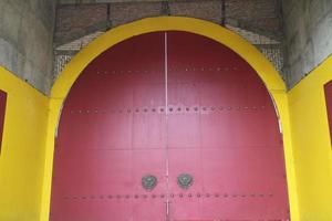 gran puerta roja en el templo de sam poo kong semarang foto