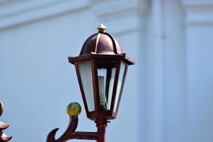 lámpara de forma única en un jardín foto