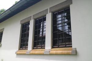 ventana de vidrio con cubierta de enrejado de hierro foto