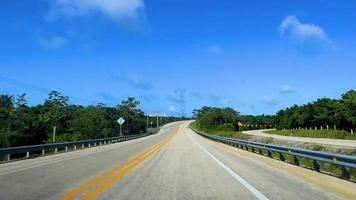 rijden op snelweg snelweg snelweg in jungle tropische natuur mexico. video